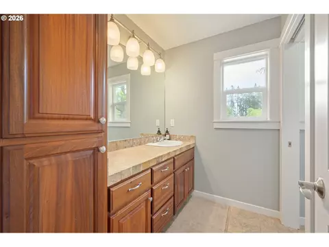 Bath - 1333 Bond Ln, Eugene, OR 97401 photo 6 of 7
