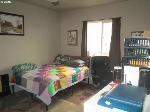 Bedroom - 404 N Pendleton Ave, Ukiah, OR 97880 photo 2 of 2