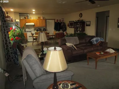 Living - 404 N Pendleton Ave, Ukiah, OR 97880 photo 1 of 1