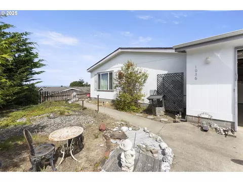 1036 Plymouth Ave, Coos Bay, OR 97420