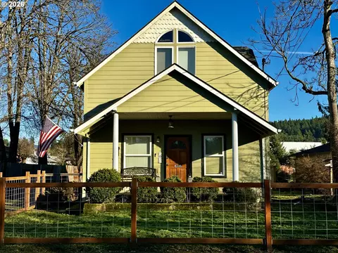 822 S 8th St, Cottage Grove, OR 97424