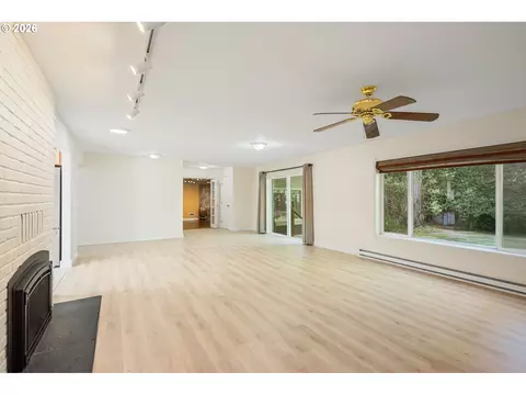 Living - 2949 Laurel Rd, Longview, WA 98632 photo 4 of 7