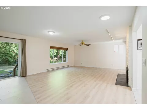 Living - 2949 Laurel Rd, Longview, WA 98632 photo 3 of 7