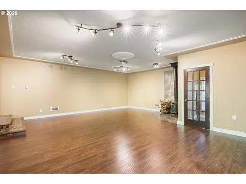 Living - 2949 Laurel Rd, Longview, WA 98632 photo 6 of 7