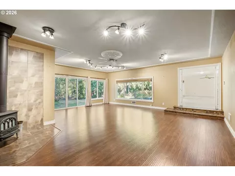 Living - 2949 Laurel Rd, Longview, WA 98632 photo 7 of 7