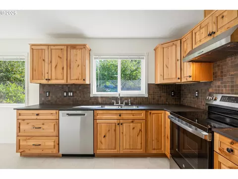 Kitchen - 2949 Laurel Rd, Longview, WA 98632 photo 1 of 2