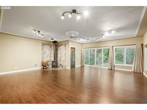 Living - 2949 Laurel Rd, Longview, WA 98632 photo 5 of 7