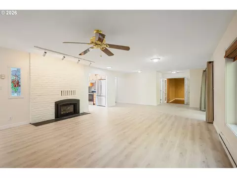 Living - 2949 Laurel Rd, Longview, WA 98632 photo 2 of 7