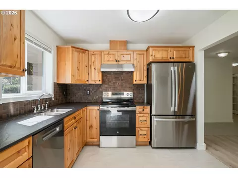 Kitchen - 2949 Laurel Rd, Longview, WA 98632 photo 2 of 2