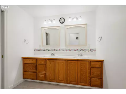 Bath - 2949 Laurel Rd, Longview, WA 98632 photo 2 of 3