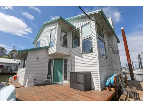 331 NE Bridgeton Rd #2, Portland, OR 97211