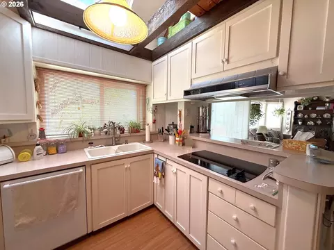 Kitchen - 1090 E Willis Creek Rd, Winston, OR 97496 photo 2 of 4