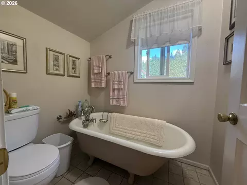 Bath - 1090 E Willis Creek Rd, Winston, OR 97496 photo 1 of 3