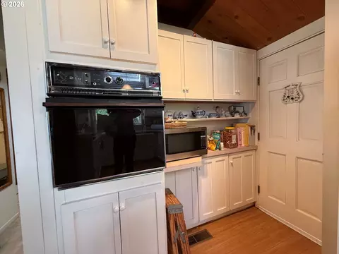 Kitchen - 1090 E Willis Creek Rd, Winston, OR 97496 photo 3 of 4