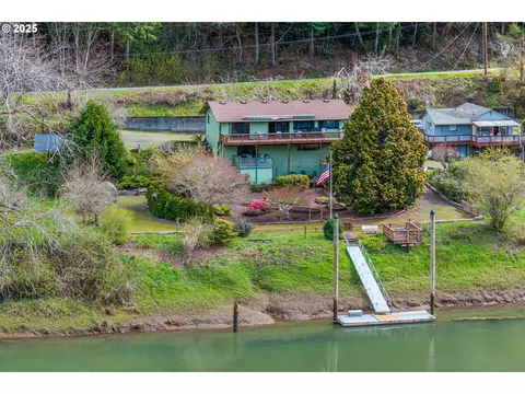 10927 E Mapleton Rd, Mapleton, OR 97453