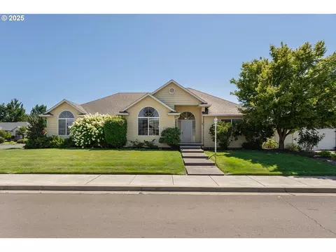 1123 NW Riverfront Dr, Roseburg, OR 97471