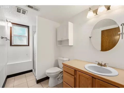 Bath - 1343 SE Wendy Ave, Gresham, OR 97080 photo 3 of 3