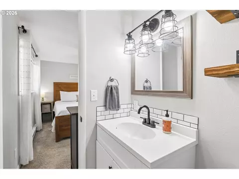 Bath - 2111 35th Ave, Longview, WA 98632 photo 3 of 3