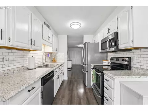 Kitchen - 2111 35th Ave, Longview, WA 98632 photo 2 of 6