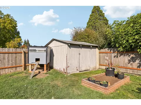 Exterior - 2111 35th Ave, Longview, WA 98632 photo 6 of 9