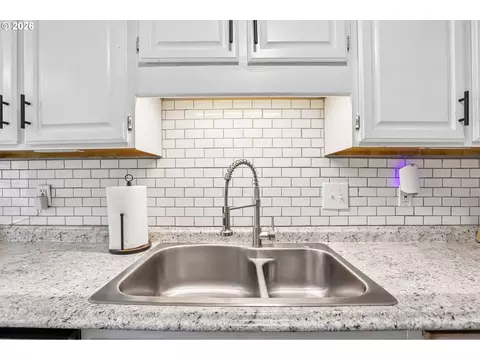 Kitchen - 2111 35th Ave, Longview, WA 98632 photo 4 of 6