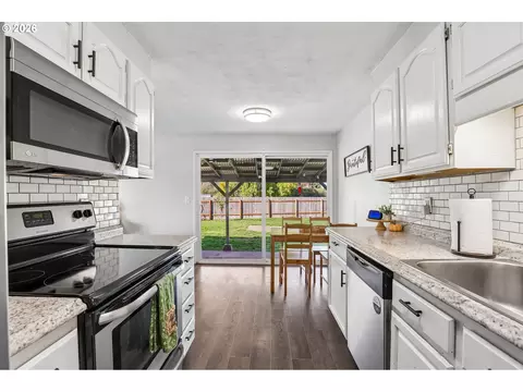 Kitchen - 2111 35th Ave, Longview, WA 98632 photo 6 of 6