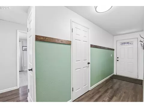 Entry Way - 2111 35th Ave, Longview, WA 98632 photo 1 of 3
