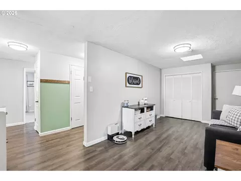 Entry Way - 2111 35th Ave, Longview, WA 98632 photo 3 of 3