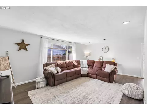Living - 2111 35th Ave, Longview, WA 98632 photo 1 of 4