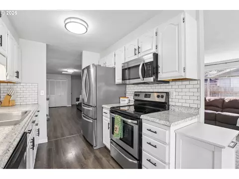 Kitchen - 2111 35th Ave, Longview, WA 98632 photo 3 of 6