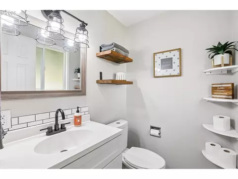 Bath - 2111 35th Ave, Longview, WA 98632 photo 2 of 3