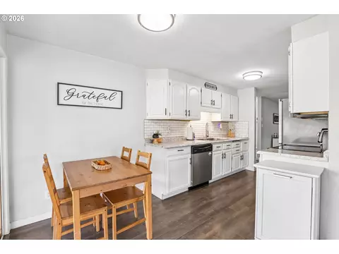 Kitchen - 2111 35th Ave, Longview, WA 98632 photo 1 of 6