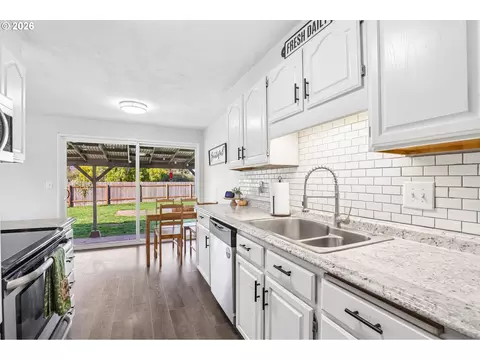 Kitchen - 2111 35th Ave, Longview, WA 98632 photo 5 of 6