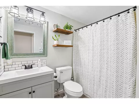 Bath - 2111 35th Ave, Longview, WA 98632 photo 1 of 3