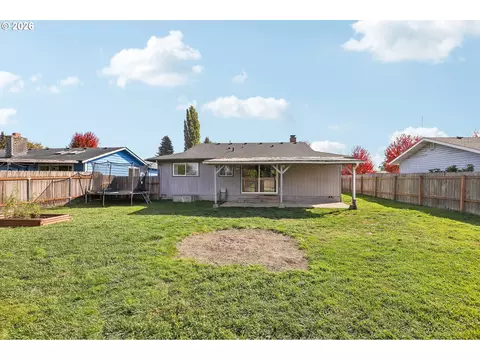 Exterior - 2111 35th Ave, Longview, WA 98632 photo 4 of 9