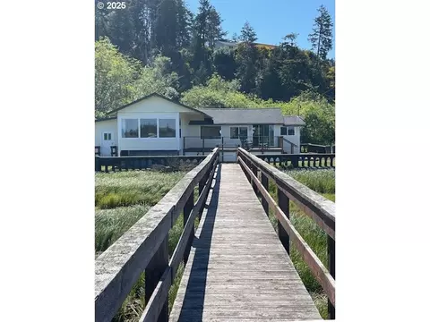 57569 Parkersburg Rd, Bandon, OR 97411