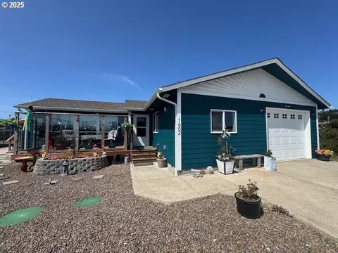 1602 NW Oceanic Loop, Waldport, OR 97394
