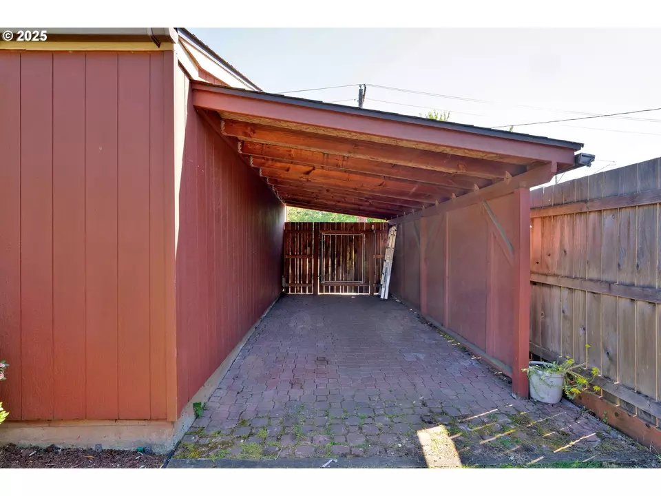 Exterior - 630 Colonial Dr, Springfield, OR 97477 photo 11 of 11