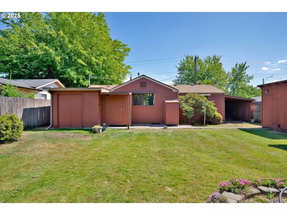 Exterior - 630 Colonial Dr, Springfield, OR 97477 photo 5 of 11