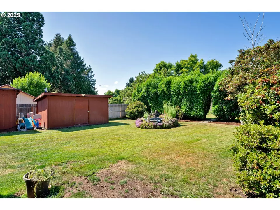 Exterior - 630 Colonial Dr, Springfield, OR 97477 photo 9 of 11
