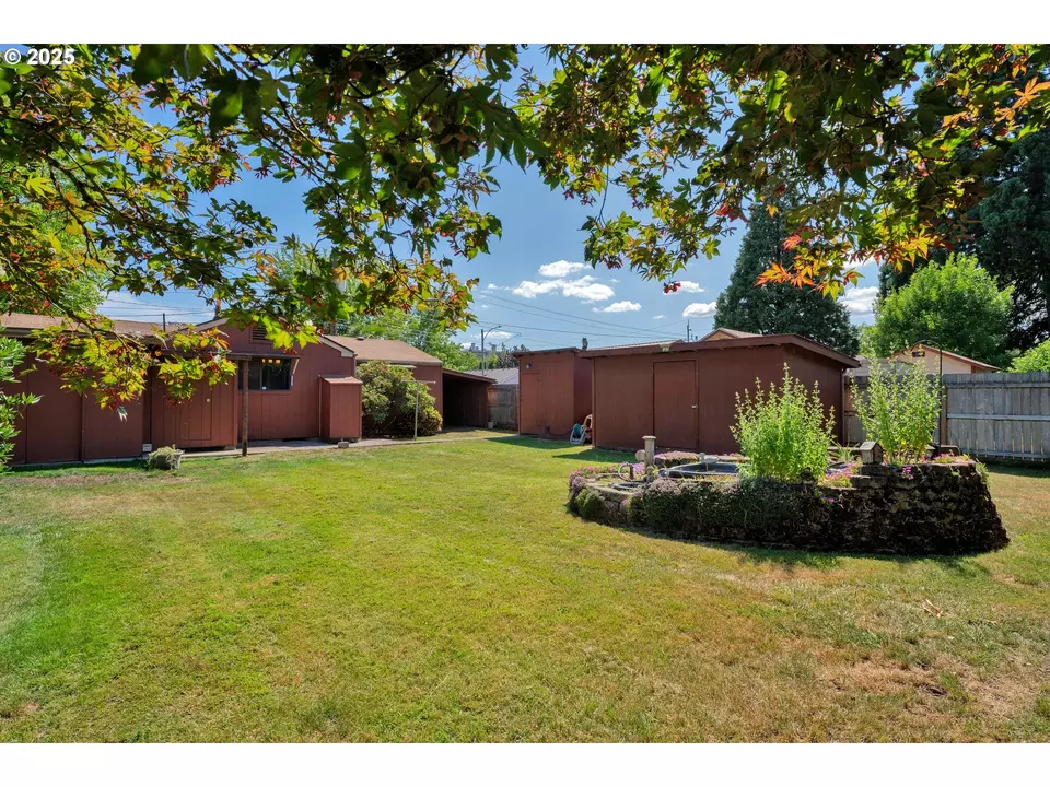 Exterior - 630 Colonial Dr, Springfield, OR 97477 photo 6 of 11