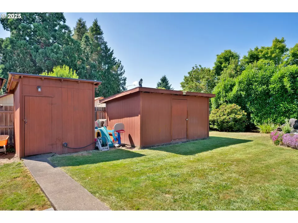 Exterior - 630 Colonial Dr, Springfield, OR 97477 photo 10 of 11