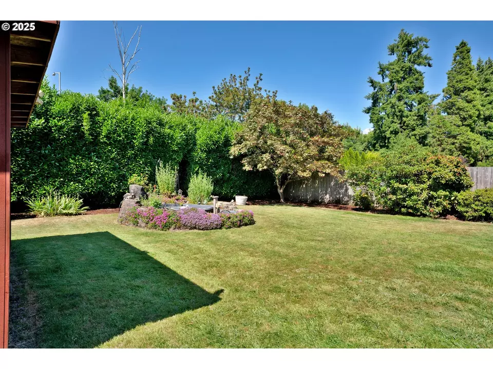 Exterior - 630 Colonial Dr, Springfield, OR 97477 photo 4 of 11