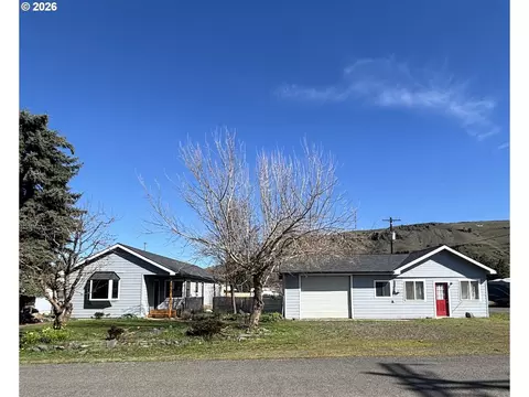 107 W 2nd St, Wallowa, OR 97885
