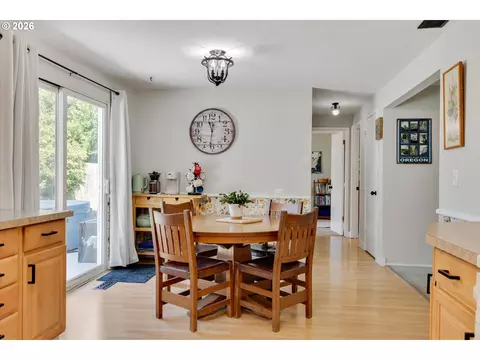 Dining - 1563 NE Village Squire Ct, Gresham, OR 97030 photo 2 of 3