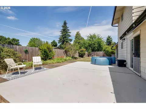 Exterior - 1563 NE Village Squire Ct, Gresham, OR 97030 photo 6 of 14