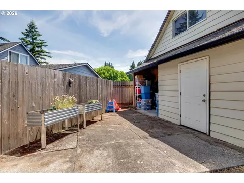 Exterior - 1563 NE Village Squire Ct, Gresham, OR 97030 photo 13 of 14
