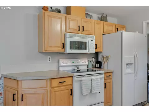 Kitchen - 1563 NE Village Squire Ct, Gresham, OR 97030 photo 4 of 6