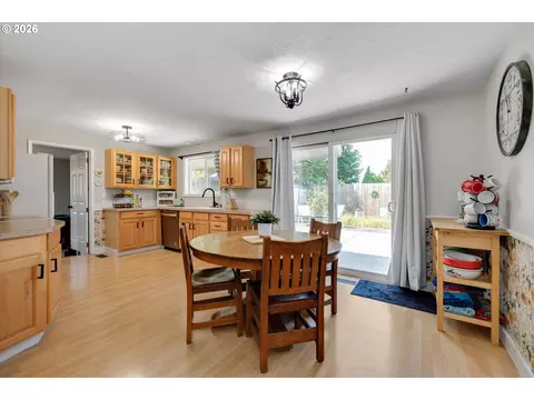 Kitchen - 1563 NE Village Squire Ct, Gresham, OR 97030 photo 6 of 6