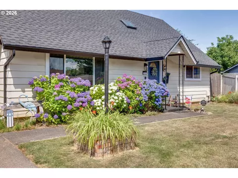Exterior - 1563 NE Village Squire Ct, Gresham, OR 97030 photo 2 of 14